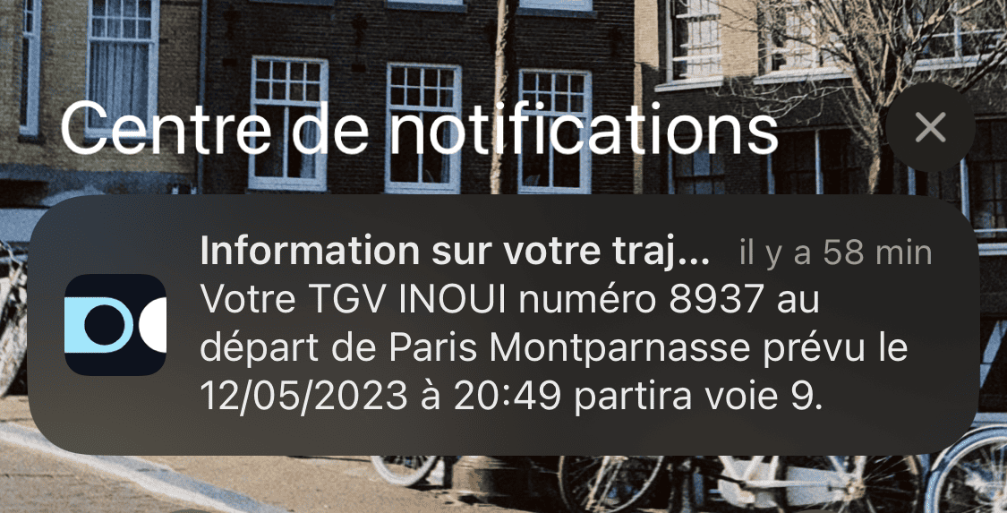 Message push sur un téléphone. Titre “Information sur votre traj…” suivi du texte “Votre TGV INOUI  numéro 8937 au départ de Paris Montparnasse prévu le 12/05/2023 à 20:49 partira voie 9.”